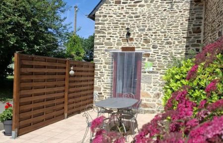 Un gîte cosy avec sa terrasse fleurie, l'endroit idéal pour savourer l'été en toute sérénité Gîte n°G628 Pontorson - Manche - Un gîte cosy avec sa terrasse fleurie, l'endroit idéal pour savourer l'été en toute sérénité