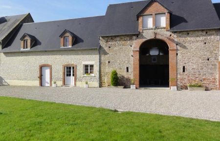G&icirc;te n&deg;G816 Sainte-M&egrave;re-&Eacute;glise - Manche - Le g&icirc;te est &agrave; gauche, l'espace ludique sur la droite