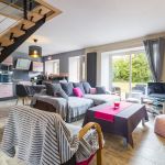 Vu de l?espace de vie et du jardin c&ocirc;t&eacute; salon d?ext&eacute;rieur. 