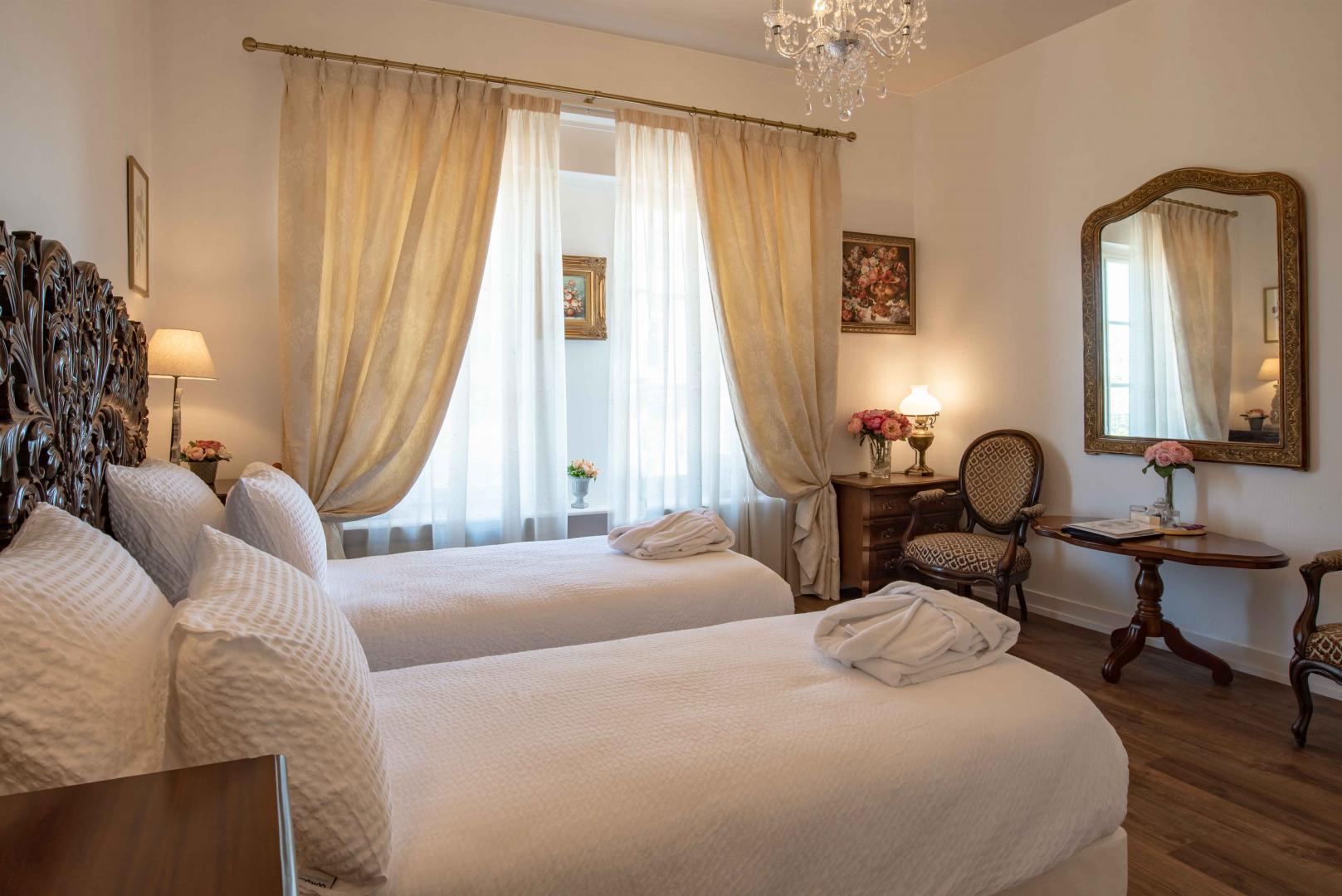 La Suite de la Rose vous accueille avec ses deux chambres, dont l'une avec vue sur Ducey (Chambre la Rose éternelle avec lits jumeaux 90*200) et son coin salon photo 21