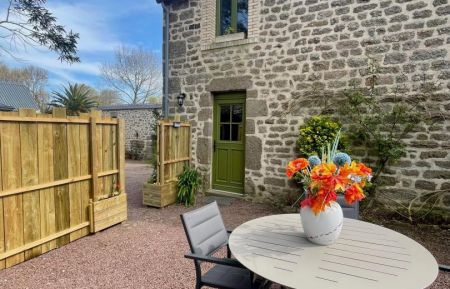 G&icirc;te n&deg;G1218 Montfarville - Manche - cour de la maison : table avec quatre chaises , deux chiliennes, un parasol et un barbecue