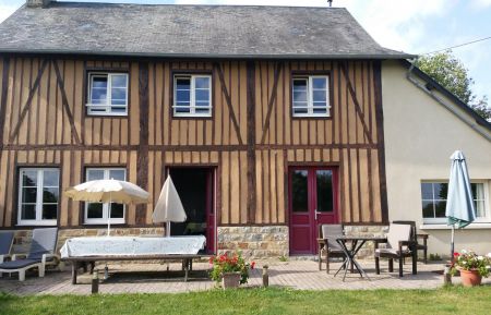 G&icirc;te n&deg;G652 Barenton - Manche - Grande terrasse avec mobilier ext&eacute;rieur pour la convivialit&eacute; et la d&eacute;tente.