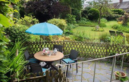 G&icirc;te n&deg;G642 Ducey-Les Ch&eacute;ris - Manche - Vos repas en ext&eacute;rieur dans un bel &eacute;crin de verdure en plein centre-ville