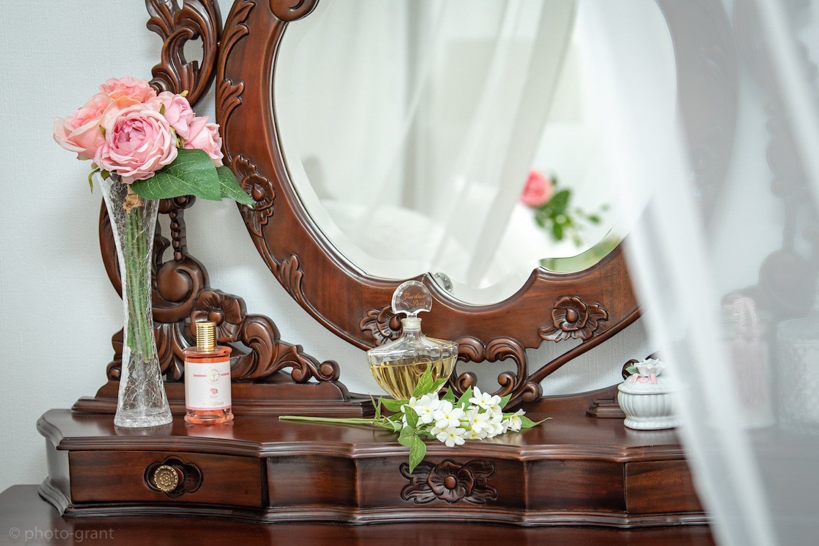 Espace beauté tout en raffinement avec coiffeuse sculptée en bois d'acajou photo 5