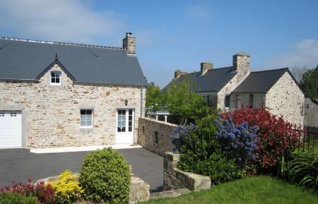 G&icirc;te n&deg;G164 Sortosville-en-Beaumont - Manche - La cour devant le g&icirc;te
